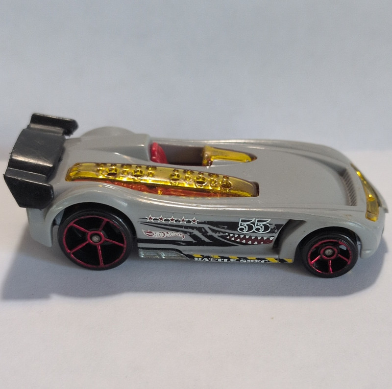 Hot Wheels Battle Spec 1:64 Gray Diecast Car Gold Details Black Spoiler D14