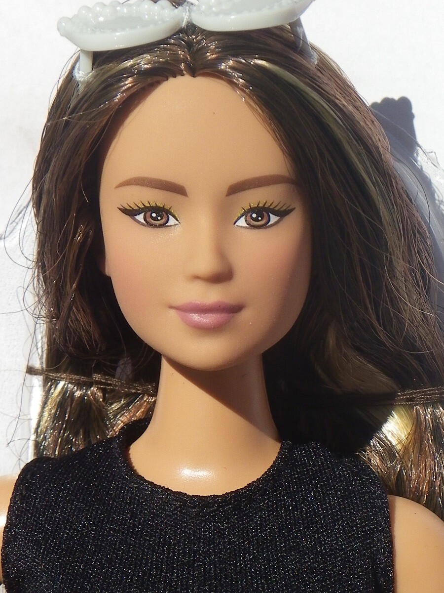 Barbie Barbiestyle 2021 Mattel GTJ84 – Poupée Articulée NRFB City
