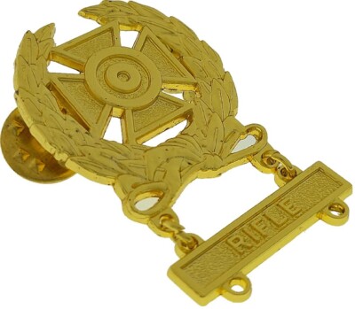 US ARMY Expert Shooting GOLD Badge Wreath Rifle MARKSMAN Qualification Pin