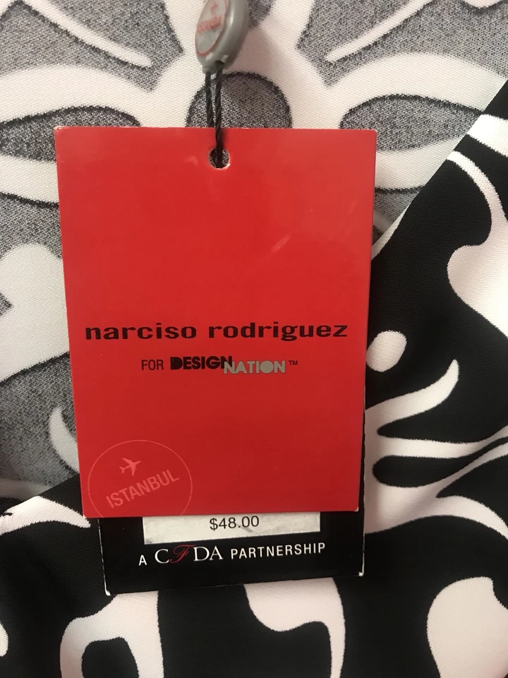 Top tejido blanco y negro L XL para mujer cuello en V nuevo con etiquetas $48.00 Narciso Rodriguez Foto 2 de 4