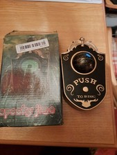 HALLOWEEN NEW AND BOXED SPOOKY EYE DOOR PUSH WITH MOVEMENT AND SOUND