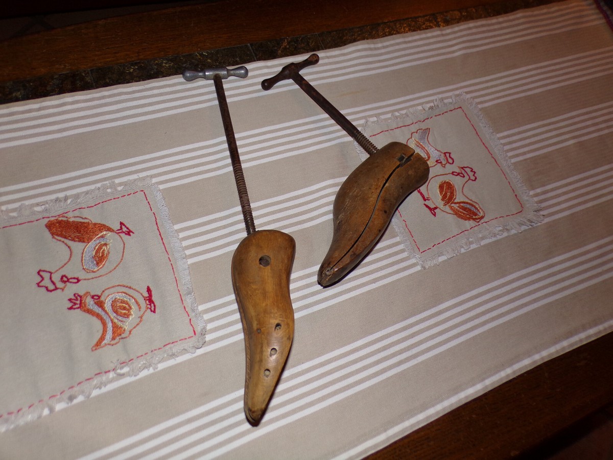 Deux paires D'embauchoirs en bois anciens - Label Emmaüs