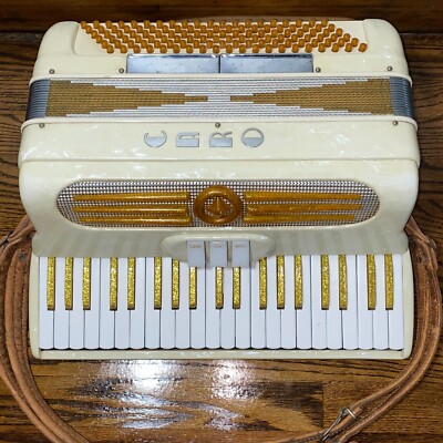 VTG Lindo Imperial C30 Accordion Pearl Gold Keyboard 16 3/4