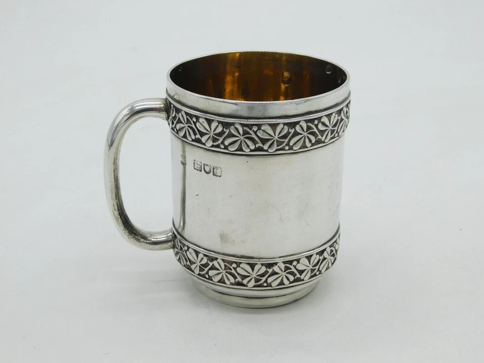 Taza de bautizo victoriana de plata esterlina con patrón de trébol antigua 1898 Londres Foto 2 de 4