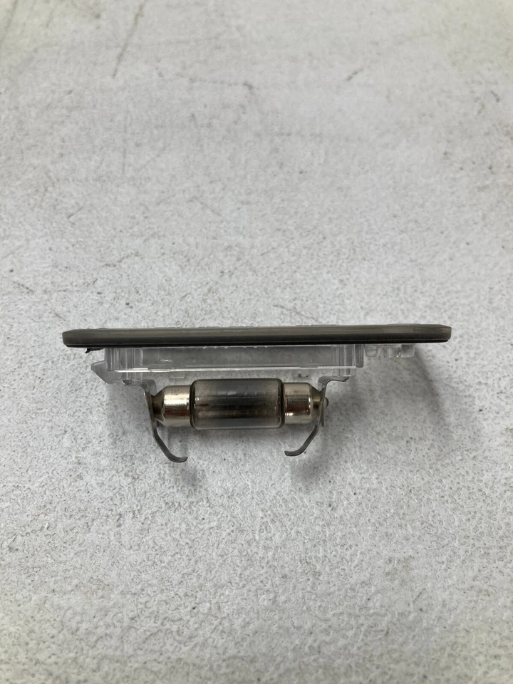 Задний правый фонарь для номерного знака 09–11 Audi A6 Quattro от оригинального производителя 8E0807430B - Изображение 3 из 4