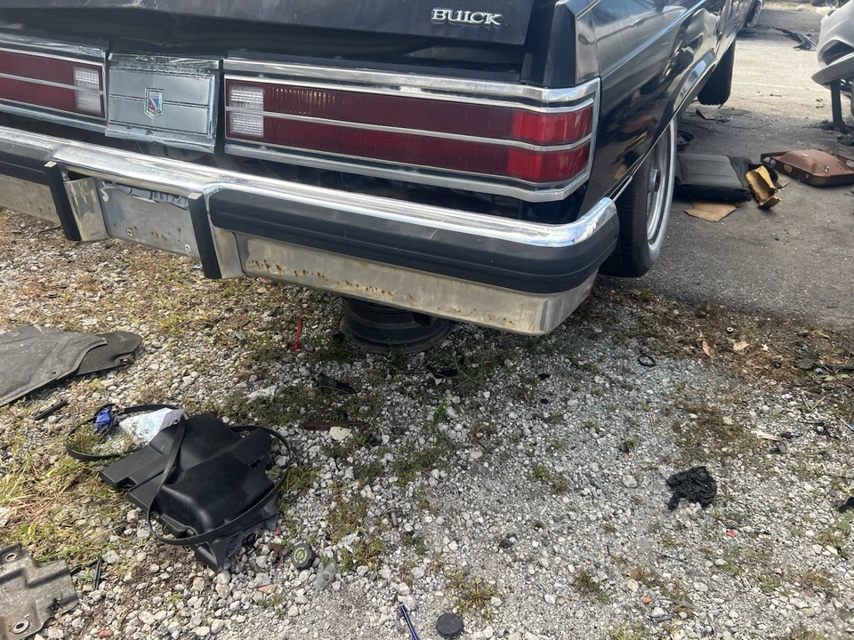 Parachoques trasero metálico Buick Electra 1980-84 OEM Foto 2 de 4