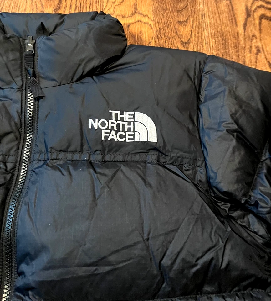 Chaqueta acolchada The North Face para mujer Nuptse mediana 700 plumón negra usada en excelente estado Foto 3 de 4