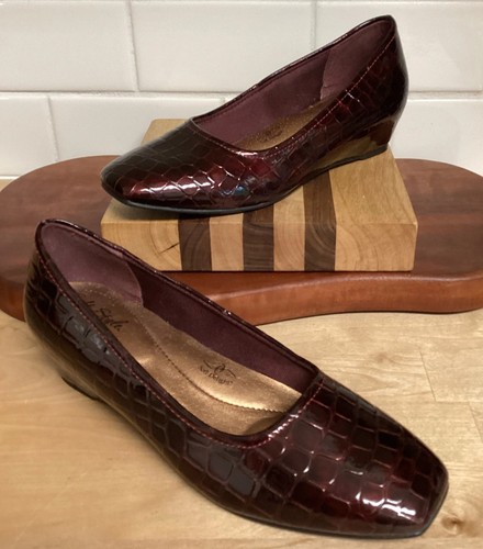 Soft Style Womens 7 M Burgundy Croc Patent Leather Shoes Low Wedge Dark Academia