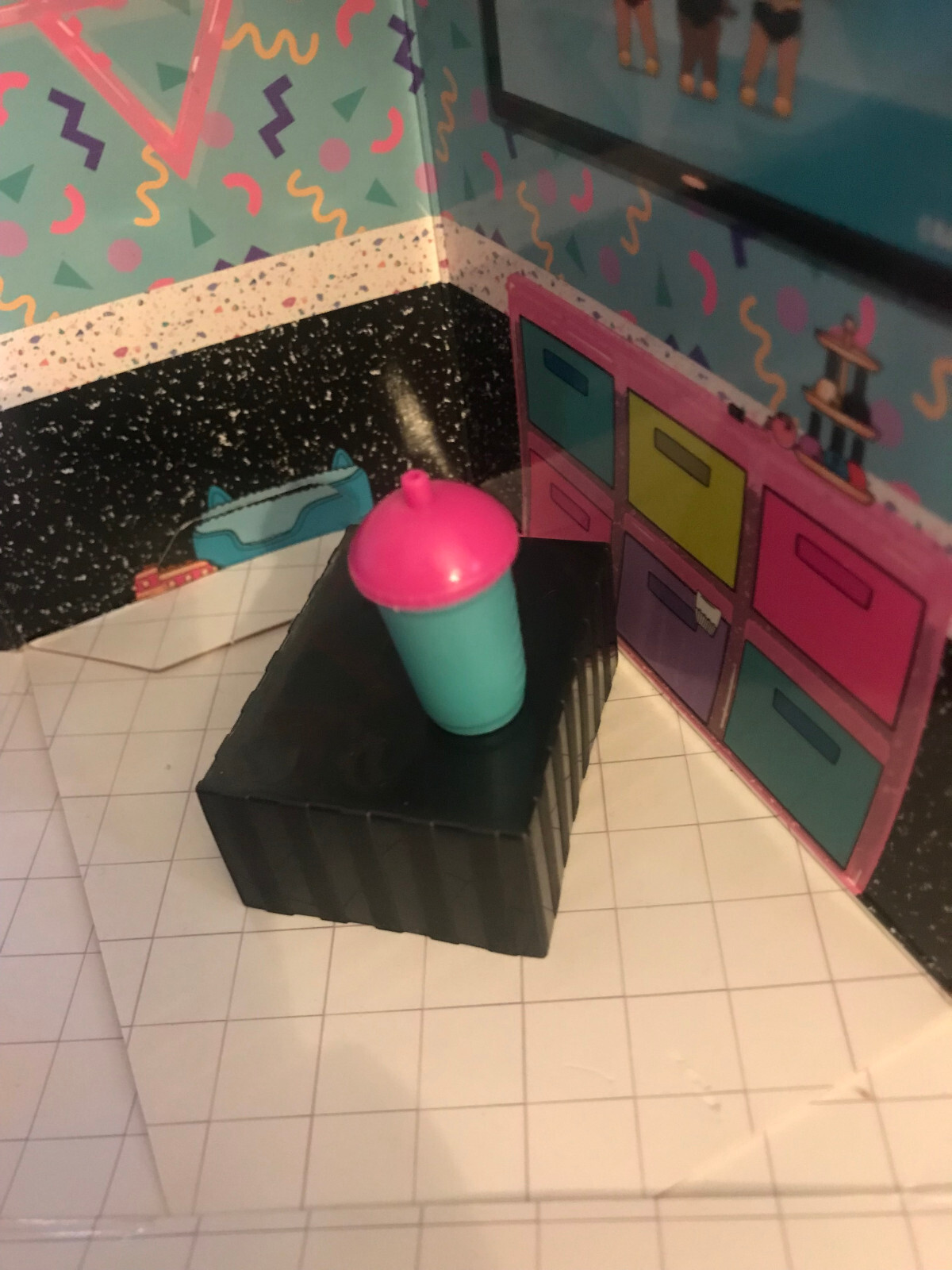 LOL Surprise Neon QT Bedroom Furniture House Playset Series 1 mit Puppe