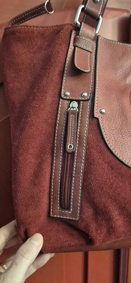 Bolso de Hombro Bolso de Mano Kate Landry Rojo Gamuza y Cuero Guijarro Grueso Flexible Usado en Excelente Condición Foto 3 de 4