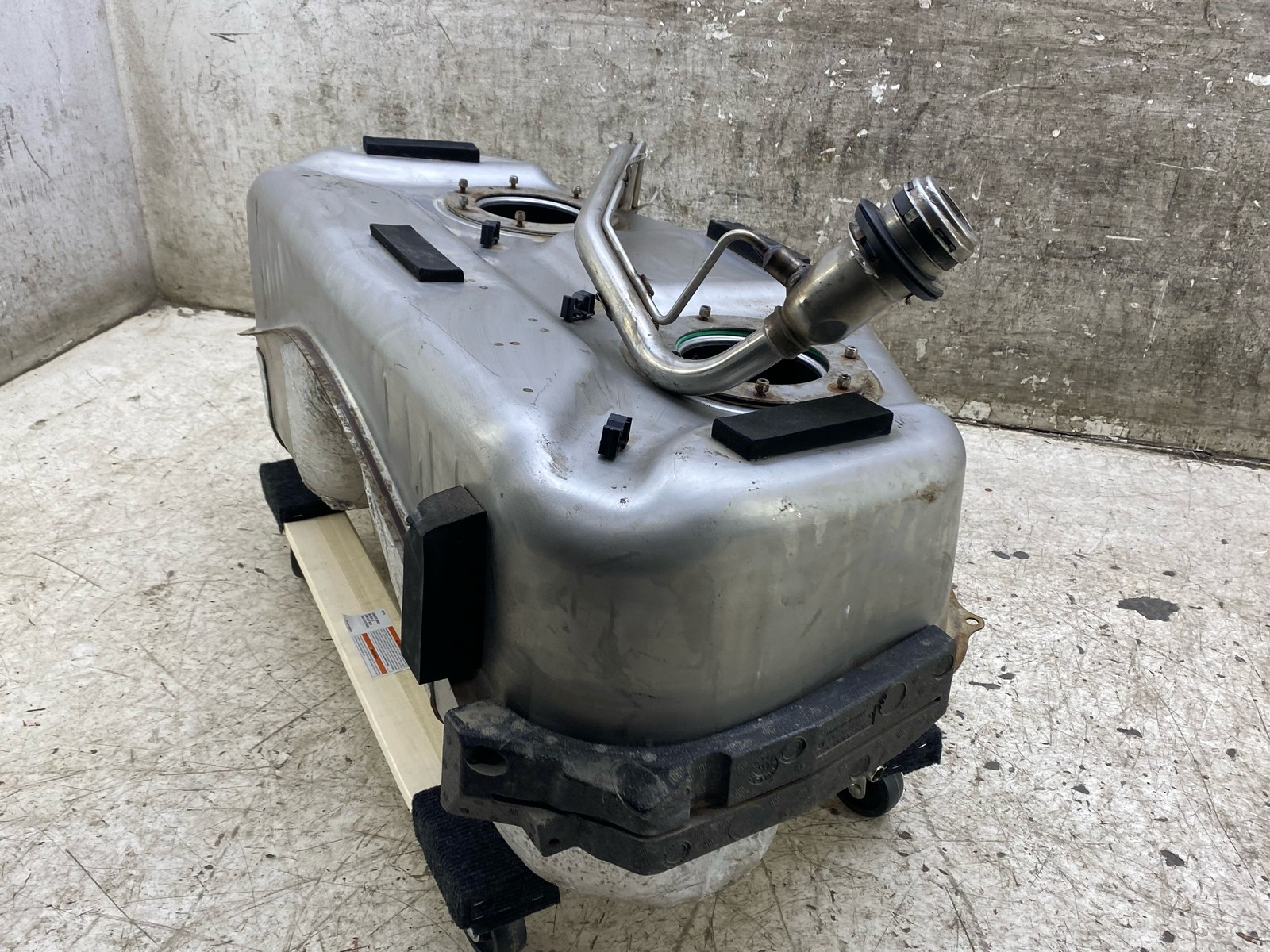 2020 2021 2022 2023 2024 2025 ASTON MARTIN DBX FUEL TANK W/ PUMP MY83-9K007-AE