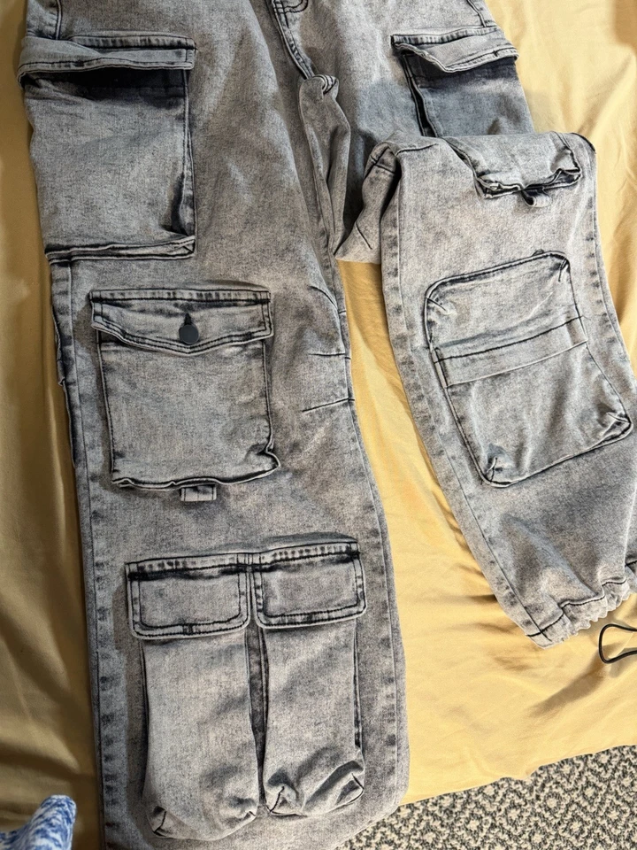 Fashion Nova high waisted cargo pants with zipper detailing - Image 2 of 3