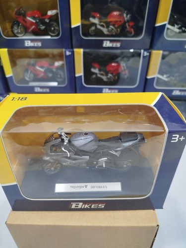 1:18 Triumph Daytona 675 Welly Legendary bikes Diecast Motocicleta - Imagen 2 de 3