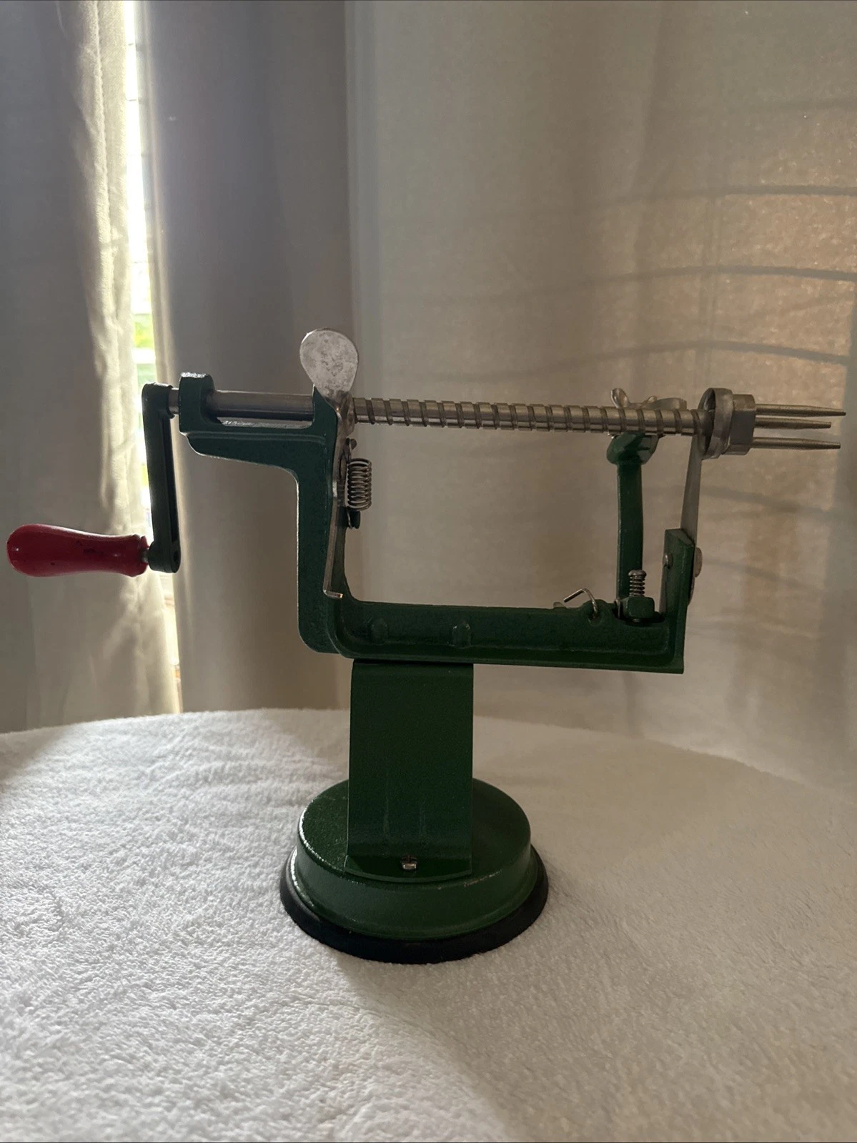Apple peeler with vacuum base