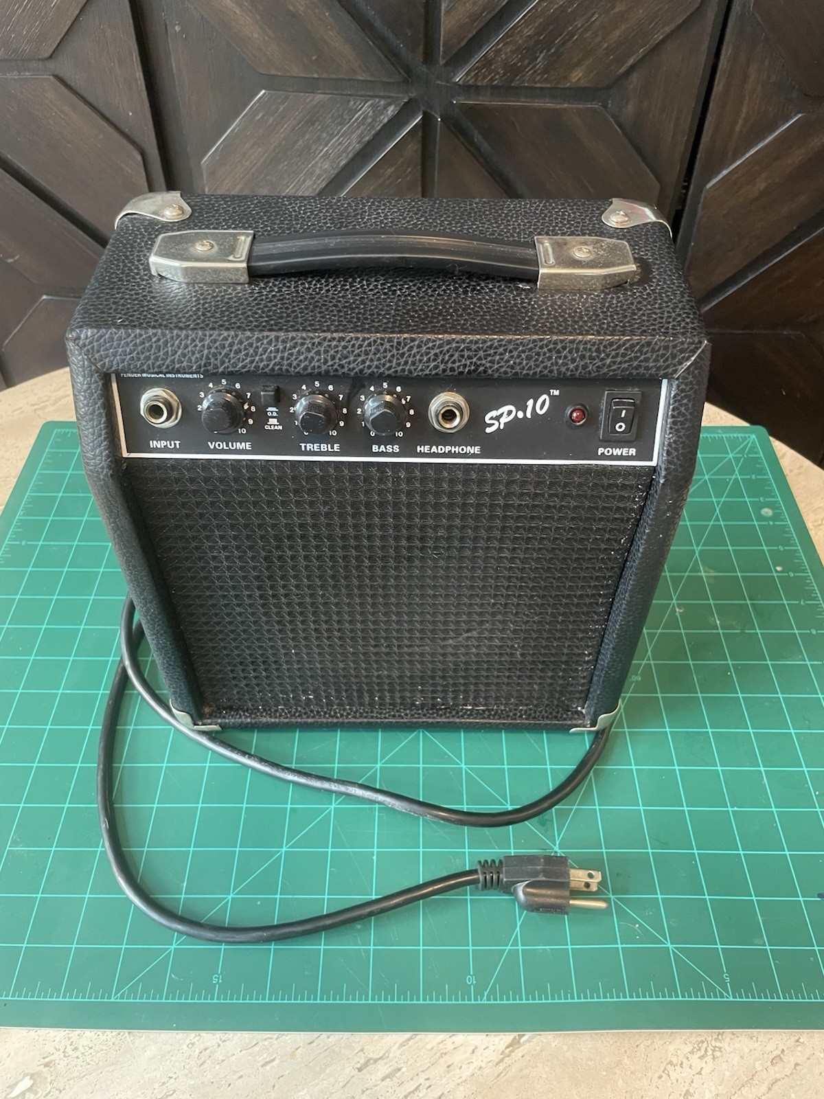 VINTAGE FENDER SQUIER SP-10 PORTABLE AMPLIFIER 22W 120V-60HZ