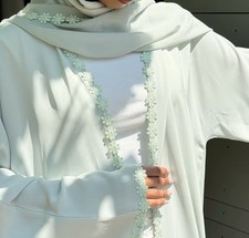 Dubai Abaya Salbei gr&uuml;n mit floraler Spitzenbord&uuml;re, Hijab &ndash; Abayas Set