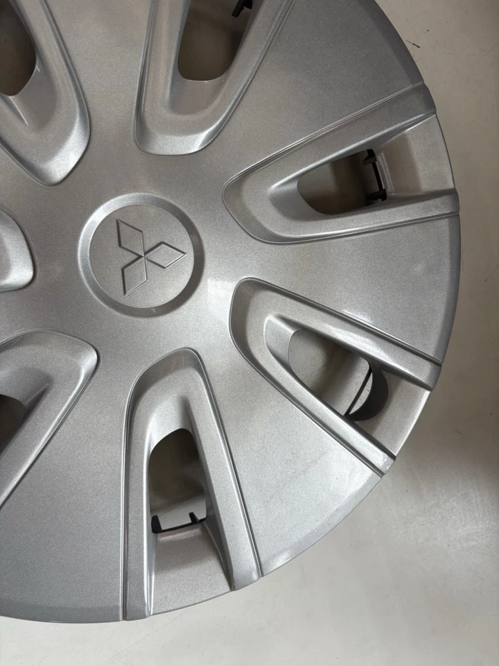 Cubierta de rueda plateada OEM 2014-2015 14" 4252A070 57575 - una/1 Foto 3 de 4