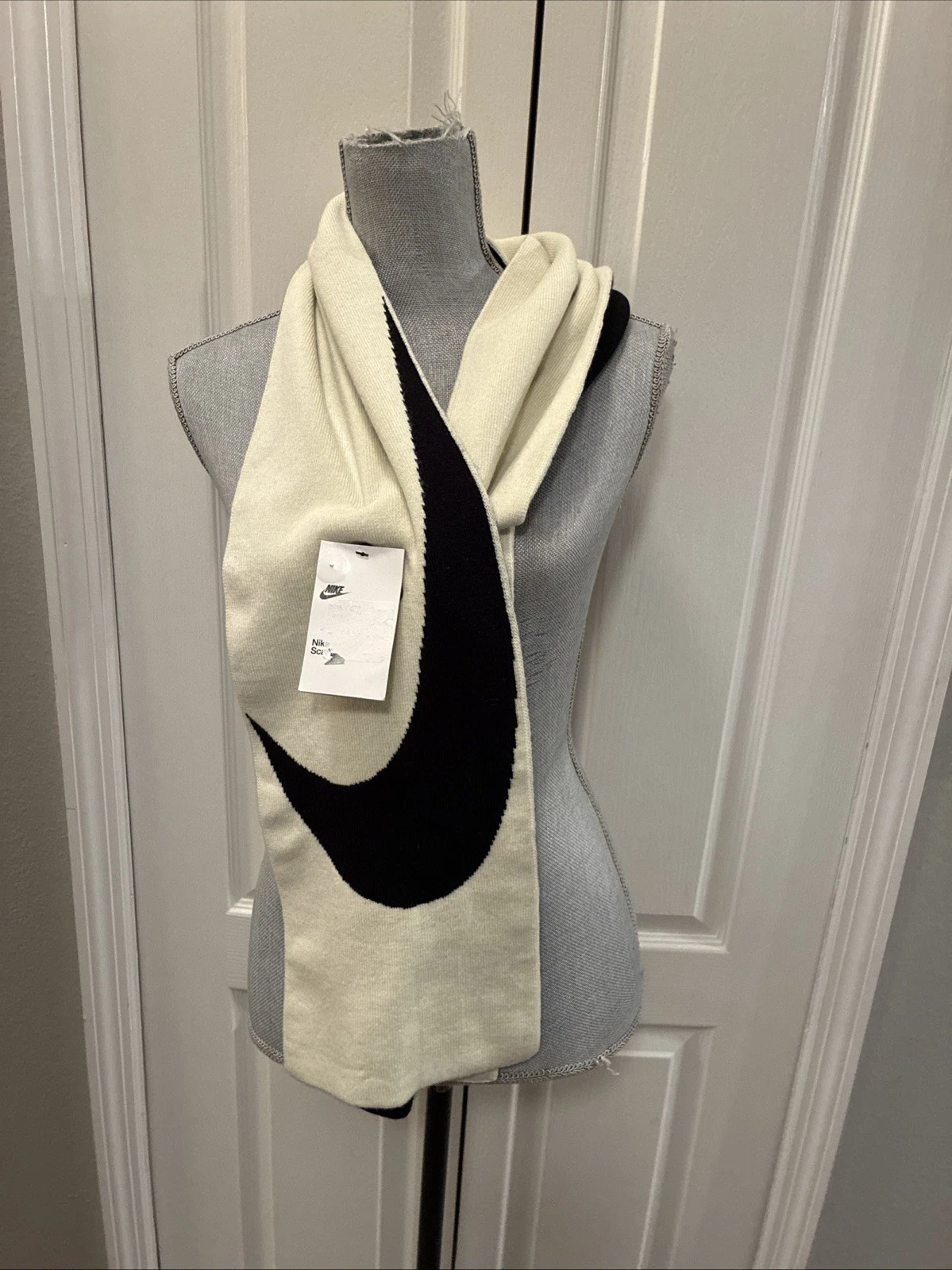 Nike Reversible Swoosh Unisex Scarf Black And Off White One Size Fits All NWT