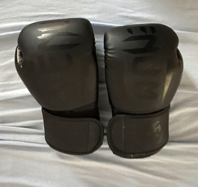 Venum Elite Boxhandschuhe in Schwarz   Paar