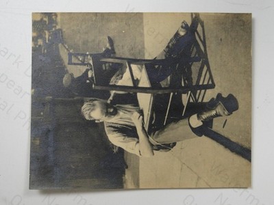Mann Herstellung Holz Stuhl Nähen Stoff Sitz Werkstatt um 1940 Vintage Foto