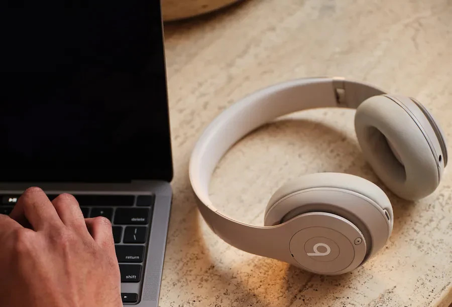 Audífonos inalámbricos Beats Studio Pro con cancelación de ruido y diseño sobre la oreja・MQTR3LL/A, imagen 8