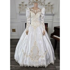 Elegant Satin Victorian Wedding Dresses Vintage Lace Appliques Long Sleeve Gowns