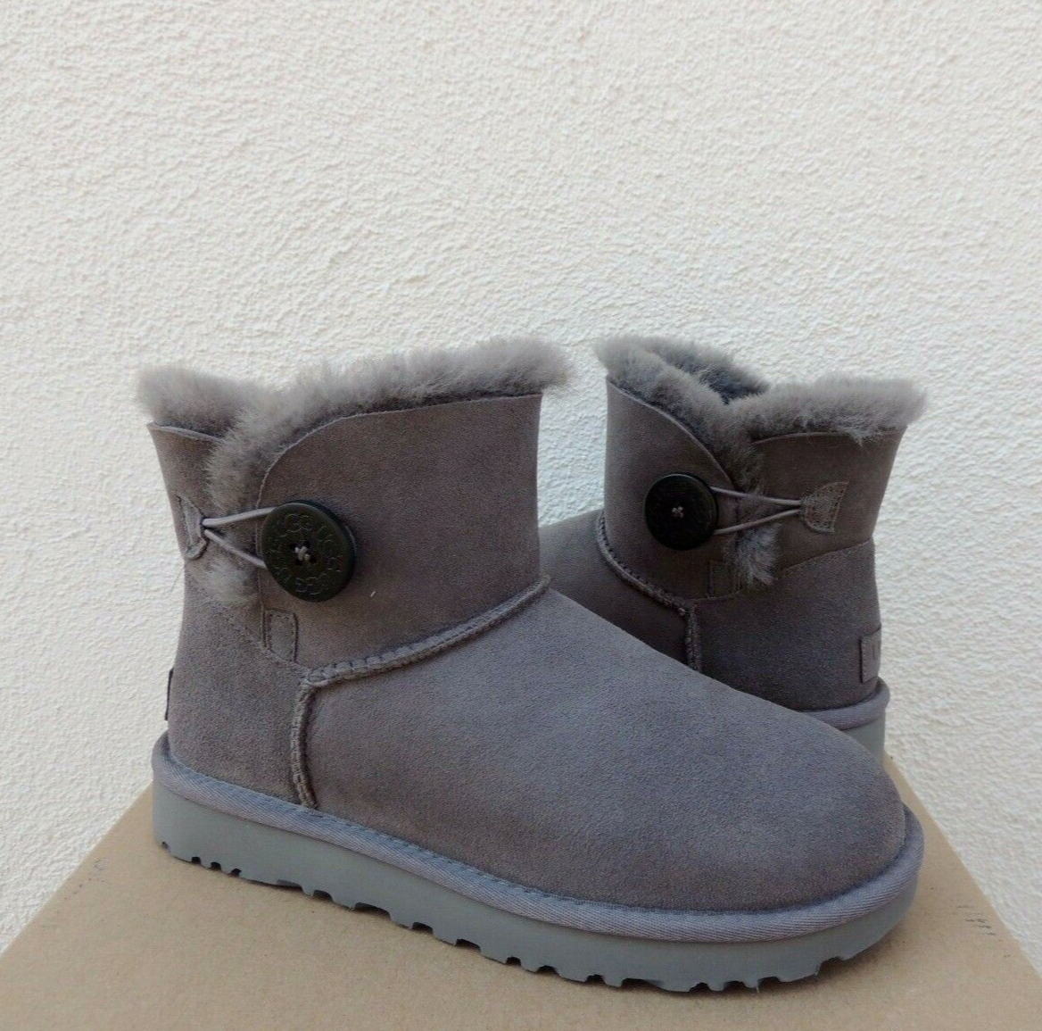 新品　UGG W MINI BAILEY BUTTON II グレー 8 新品 UGG W MINI BAILEY BUTTON II グレー 8 Ugg Mini Bailey Button