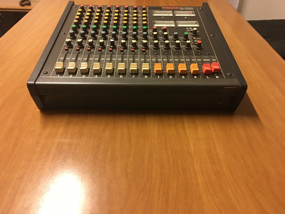 PROFESSIONAL MIXER TASCAM M-208 8 + 6 CHANNELS - Image 2 of 4