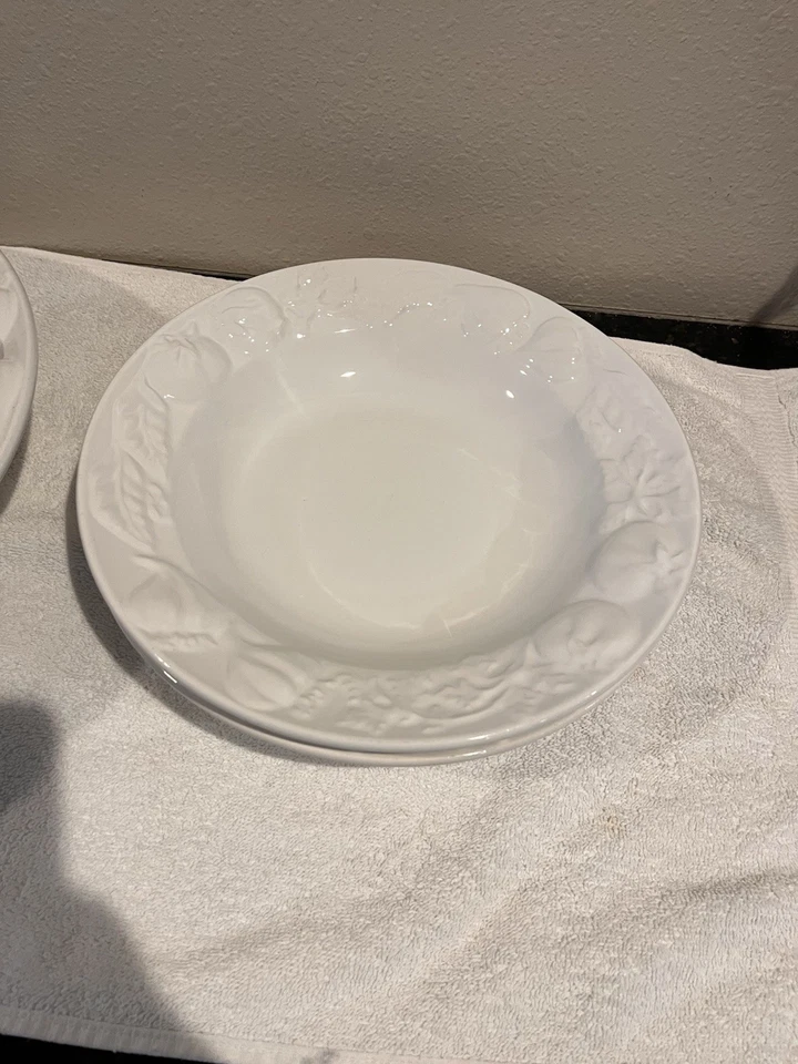 I Patrizi White 4 Pasta/Salad Bowls and Large Serving Bowl Williams Sonoma - Image 2 of 4