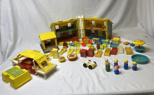 Vintage 1969 Fisher-Price Little People Play House w/ Lot of Figures