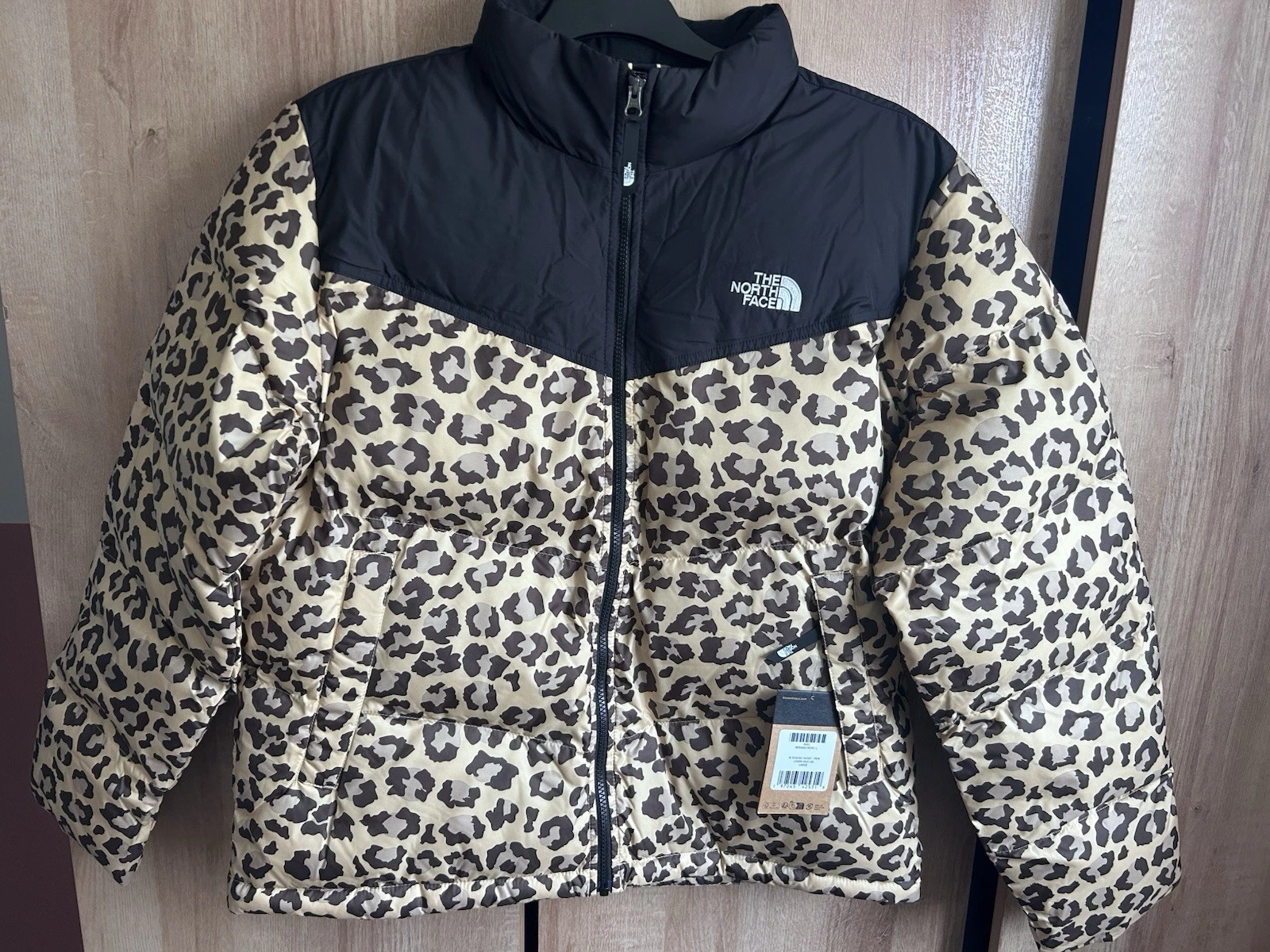 The North Face Saikuru Puffer Jacket In Leopard Print Unisex BNWT In Size Large
Opens in a new windo
