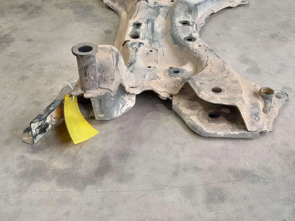 Subchasis de suspensión travesaño Toyota Prius Prius V CT200H RAV4 OEM 5120112442 Foto 4 de 4