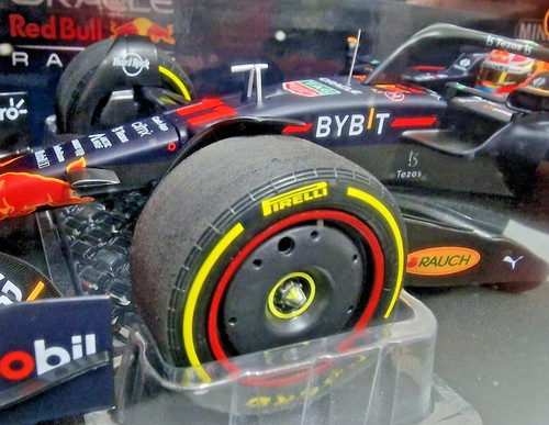 1/18 Minichamps 2022 Red Bull RB18 F1 Miami GP Sergio Perez 4th place L/E 358 Pc - Picture 4 of 11