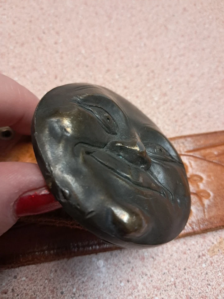 Hebilla de cinturón de colección Bergamota Brass Works 1976 The Man N The Moon EE. UU. Hand Tooled Foto 3 de 4