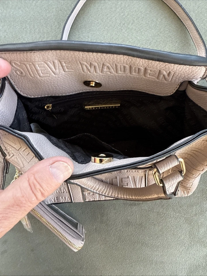 Conjunto de bolsa tiracolo e carteira Steve Madden rosa com design texturizado - Imagem 2 de 3