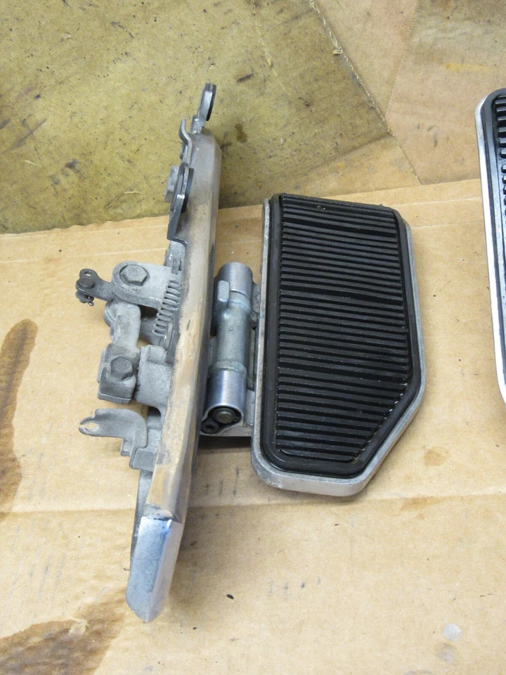 Reposapiés trasero ajustable Suzuki Cavalcade GV1400 1987 pasajero Foto 3 de 4