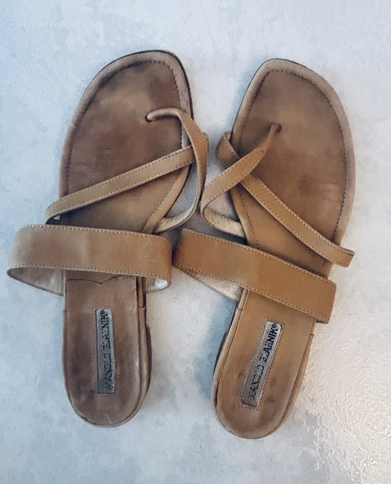 DOS pares de sandalias Manolo Blahnik - talla 38 (usadas) marrón y blanco Foto 3 de 4