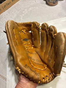MAURY WILLS, DODGERS, SPALDING, RHT AUTOGRAPH MODEL BASEBALL GLOVE #42-355, READ
