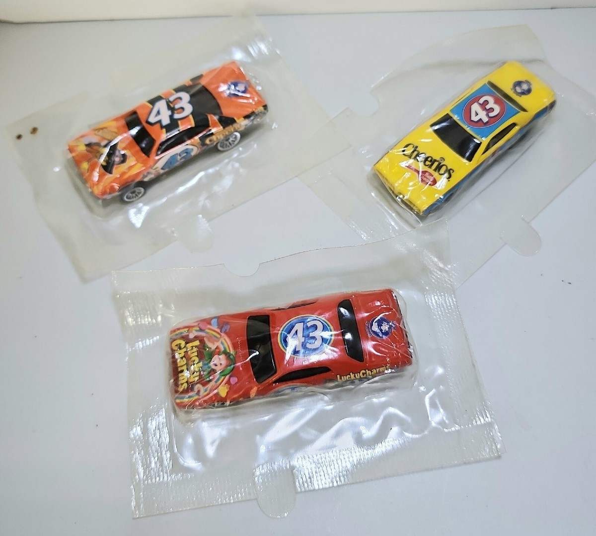 General Mills Salute to Racing #43 13台 3 Hot Wheels #43 Cheerios Salute To Richard Petty 1:64 Scale