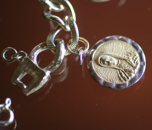 Vintage:* MONET *: MULTI CHARM DANGLE BRACELET W/SAFETY CHAIN GOLD TONE EX COND - Picture 6 of 10