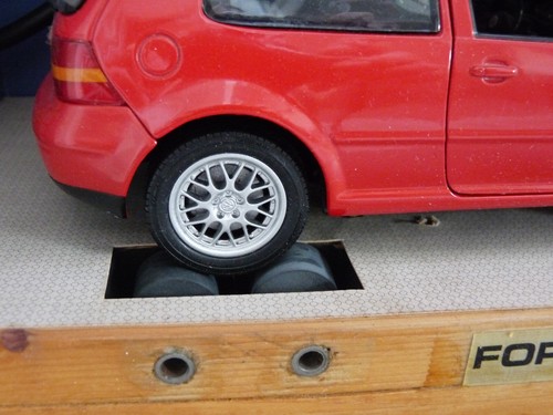Diorama Werkstatt 1:18 mit Golf 4 GTI Bj.1998 von Revell inkl. Vitrine "TÜV" - Imagen 12 de 24