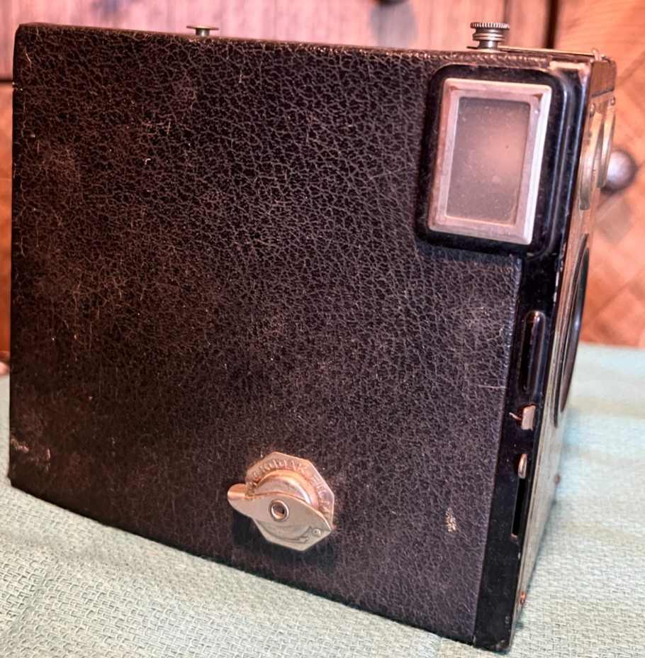 ヴィンテージ　SIX-16 BROWNIE JUNIOR ボックスカメラ VC004 Kodak Six-16 Brownie Junior Camera With Strap Prop Rental