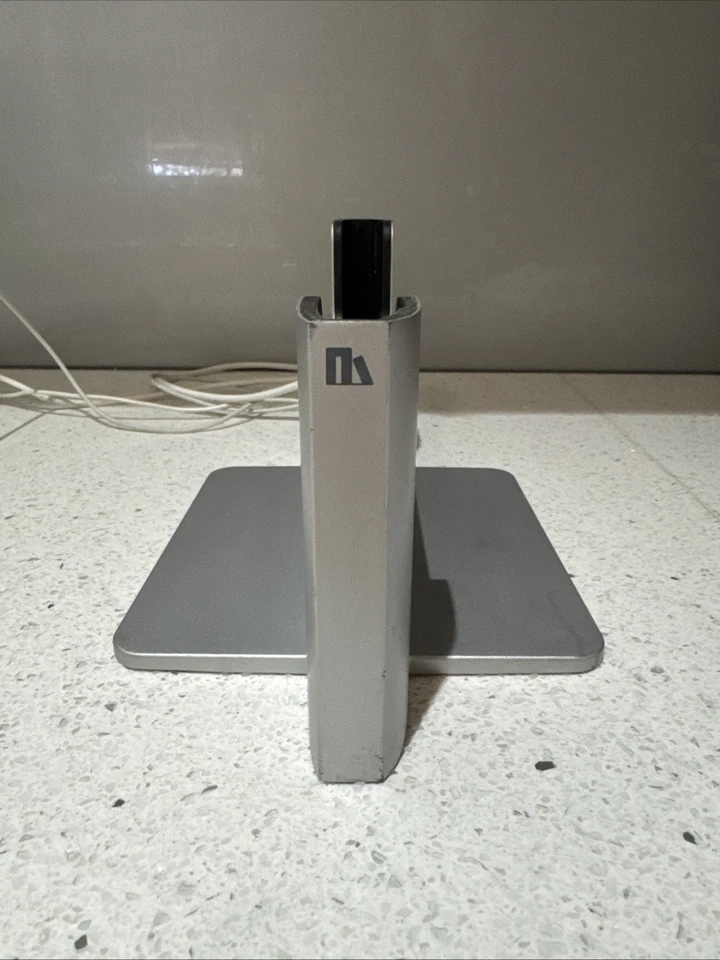 Henge Docks Vertical Docking Station for 15” MacBook Pro Retina Display HD04VA15 - Image 3 of 4