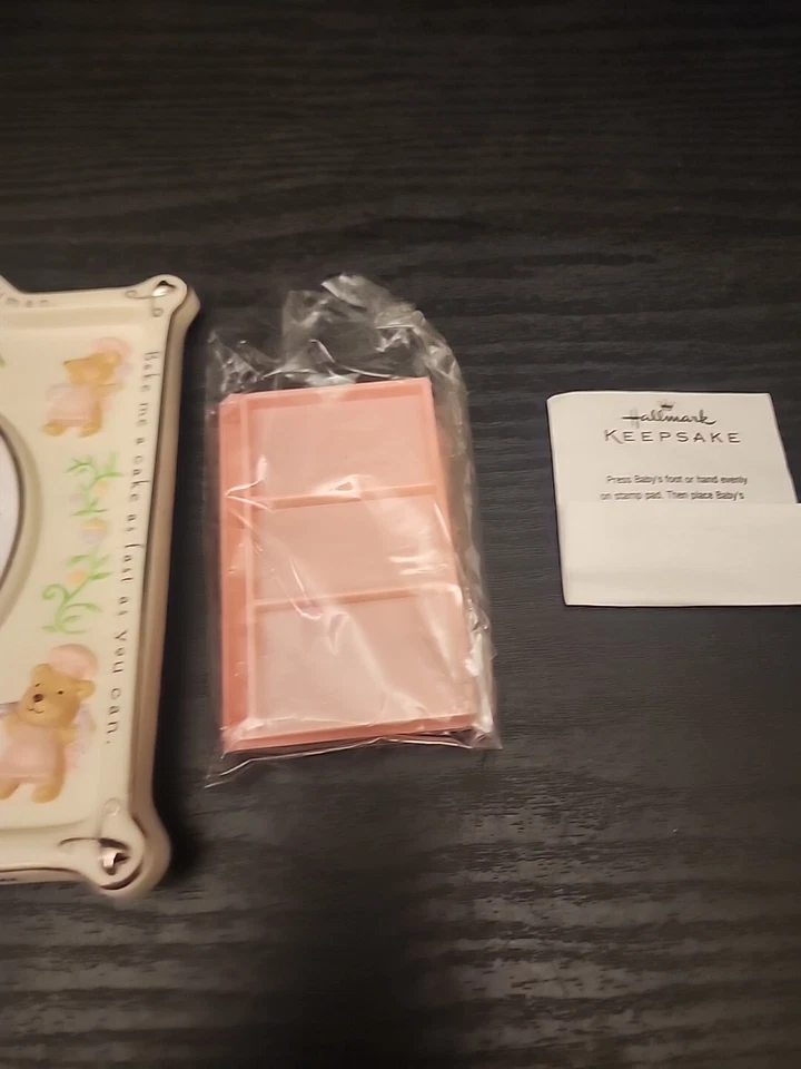 Hallmark 纪念框女宝宝脚印开口盒 6 x 6.5 — 第 3/4 张图片