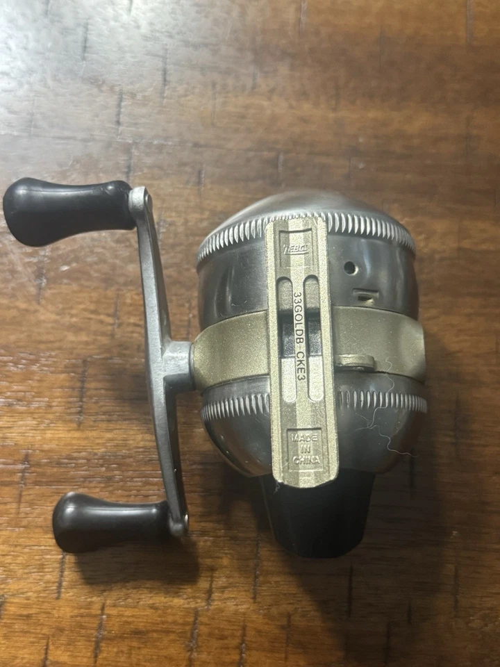 V8534 PR ZEBCO 33 GOLD SPINCAST FISHING REEL - Image 2 of 4