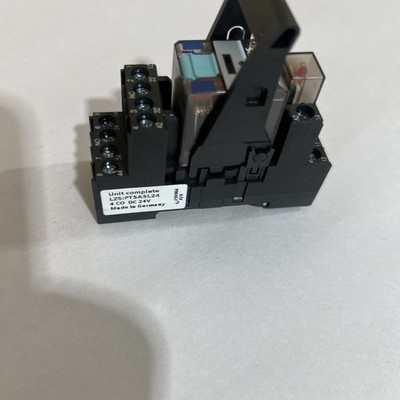 Siemens LZS:PT5A5L24 Plug-In Relay Complete Unit New