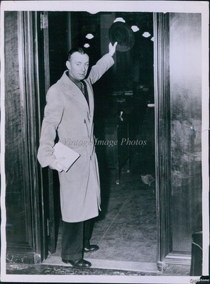 1936 Photo Leo Kieran Leaves Office For Round-The-World Flight Journalism 7x9