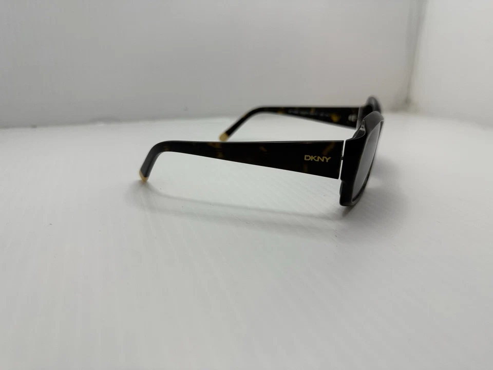 Marcos de gafas envolventes ovalados de tortuga de gran tamaño DKNY Foto 4 de 4