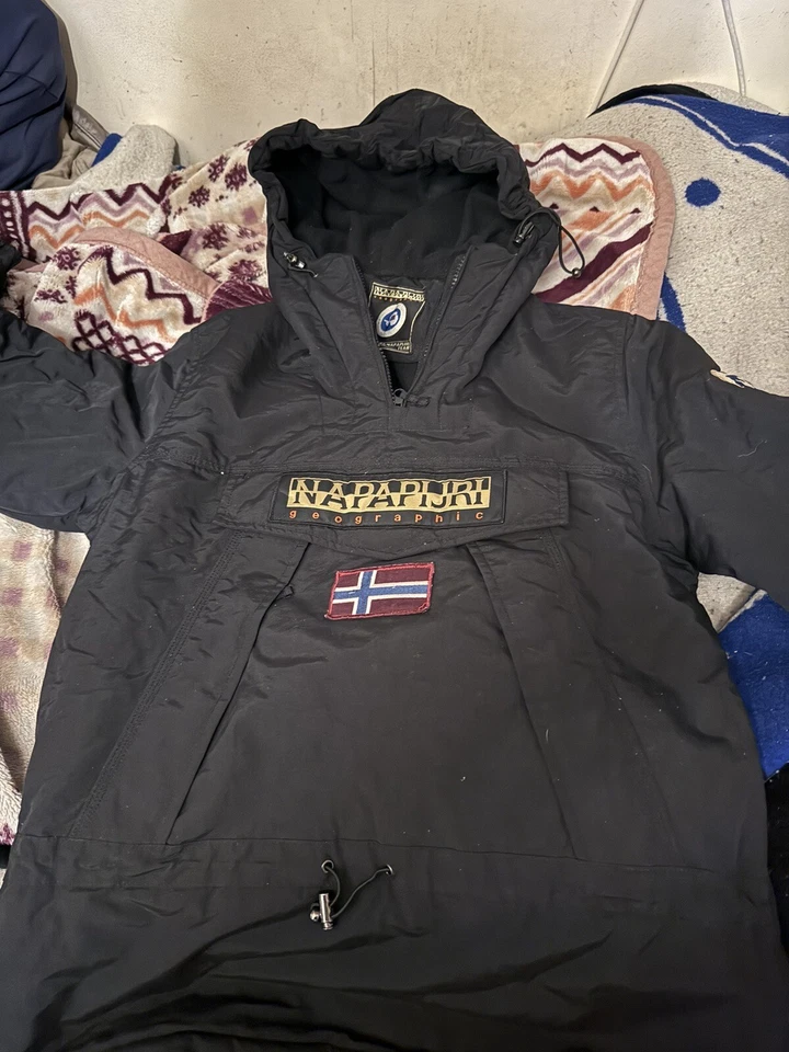 Napapijri Canguru Verde Tamanho M E Preto Tamanho S Usado Em Boa Forma Forsale - Imagem 3 de 4