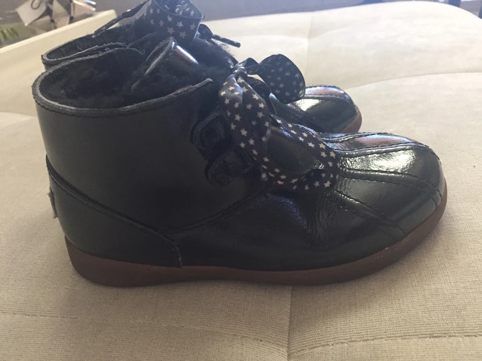 Botín Ugg Girl charol negro talla 10 cálido piel de oveja interior 1013414T Foto 4 de 4